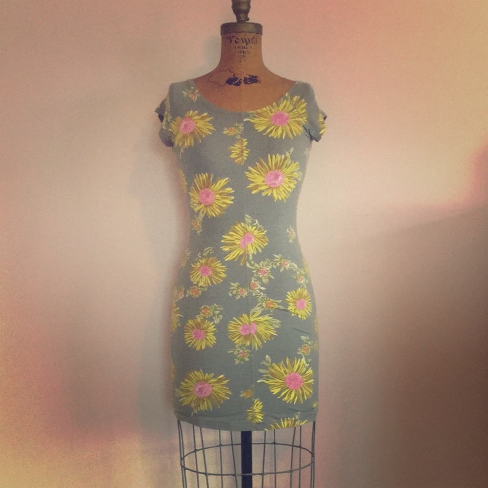 Billabong Designer’s Closet Bodycon Floral Dress